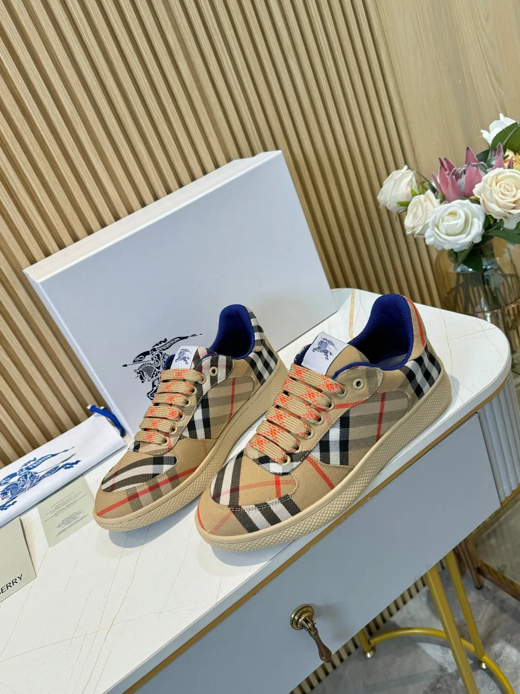 Men's men's shoes 💰560 Burberry's 2024 hot model is released. After three years, the classic plaid returns. It is versatile and decorated with worsted Burberry plaid pattern. Featuring a mesh lining and checkered laces, the rubber sole features the archive Burberry monogram. From Burberry's iconic collection, these wardrobe staples are interpreted with the brand's signature style.   ✅Fabric: classic cotton ✅Lining: original board lining, silk cowhide lining ✅Outsole: TPU ✅Color: apricot ✅Code number: 35-45 for men and women (35, 45 customized)